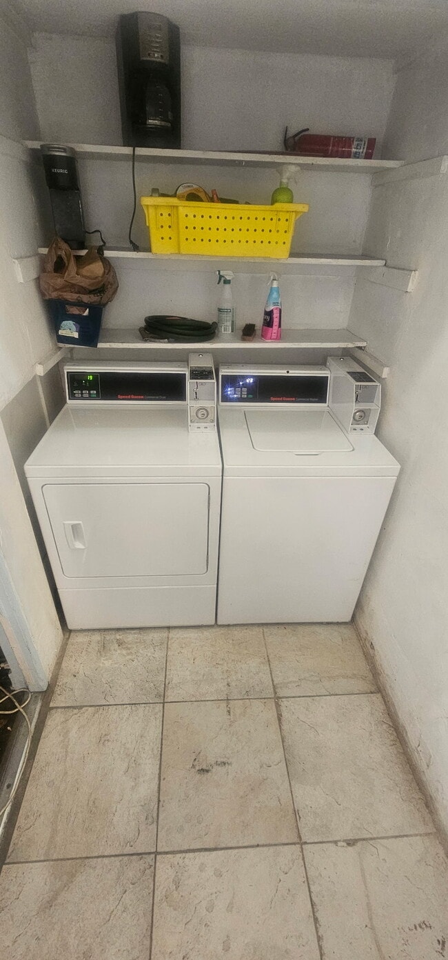 Building Photo - 225 W 5th St