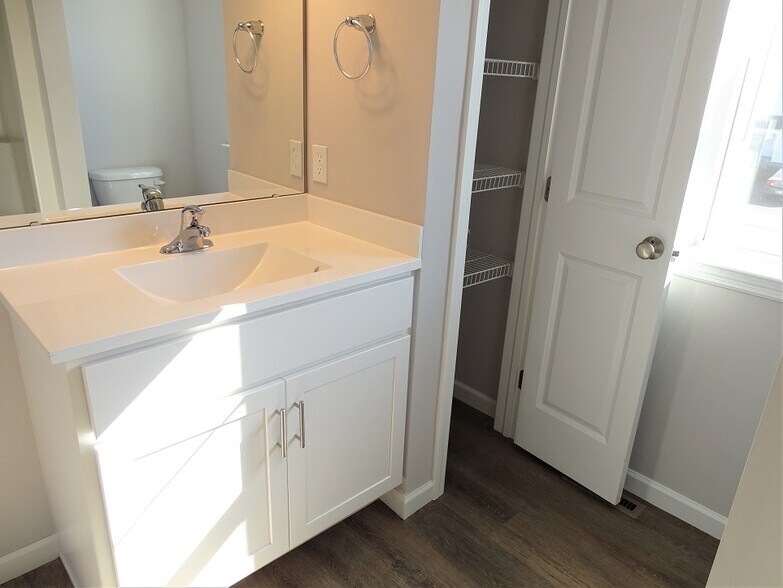 Building Photo - 6 Cobblestone Ct
