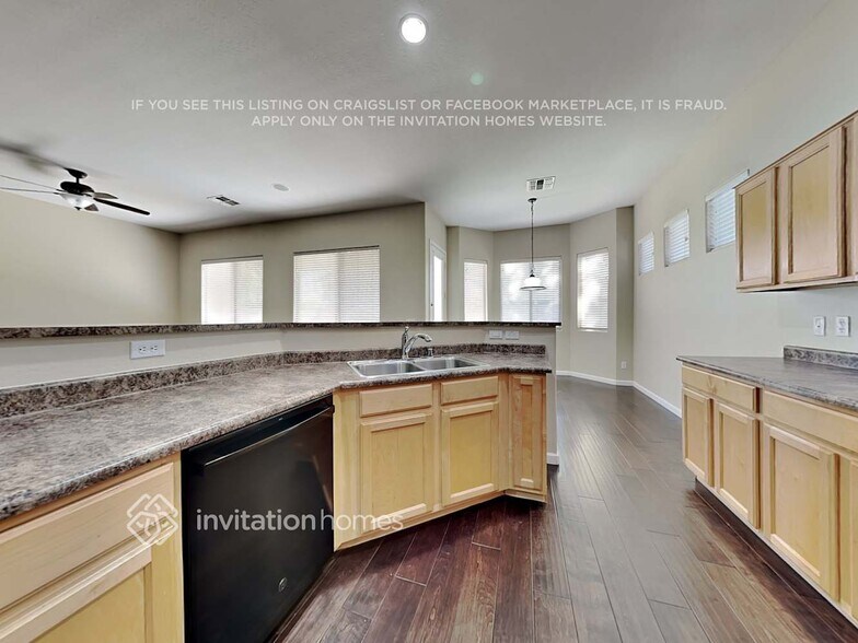 Building Photo - 7209 W Paradise Ln