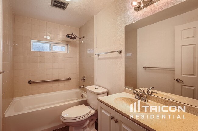 Building Photo - 1020 S 76th St