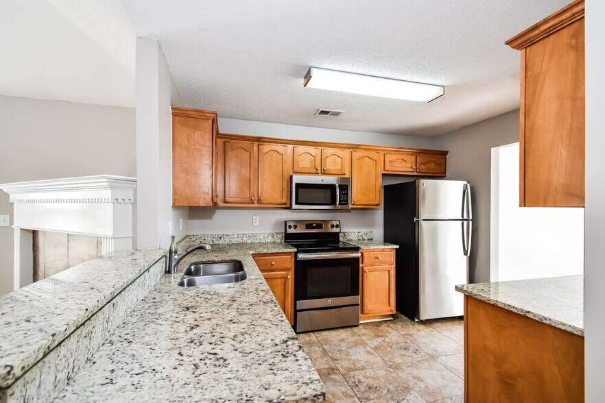 Building Photo - 7862 Fallstone Rd
