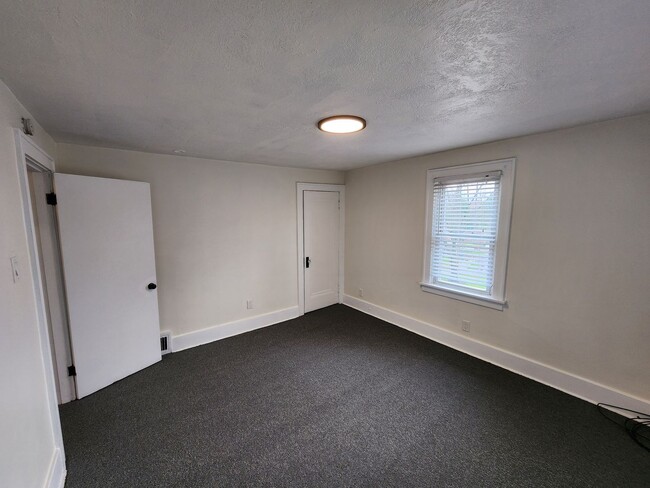 Building Photo - 3 Bedrooms 1 bath home for RENT!