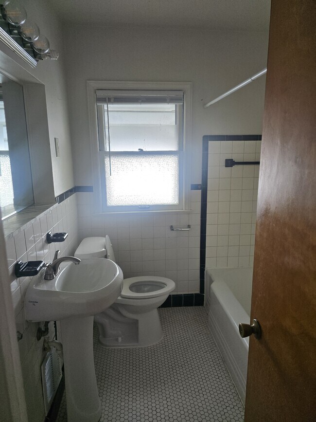 Building Photo - 19404 Kenosha St