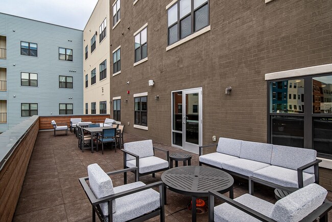 Building Photo - 2023 N Broadmoor Ave