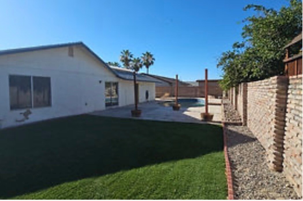 Building Photo - 2911 S Rainbow Ave