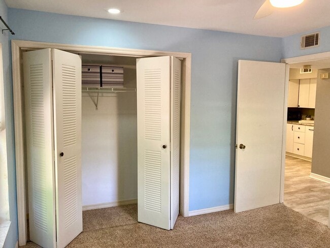 Building Photo - 2 bedroom, 2 bath ground level condo with ...