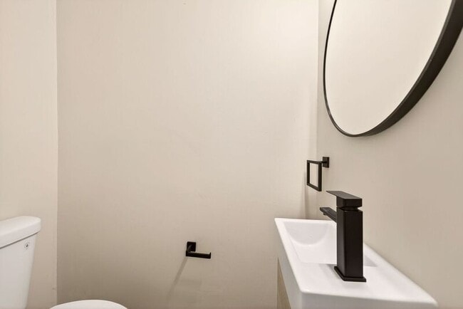 Building Photo - 14 Elm St