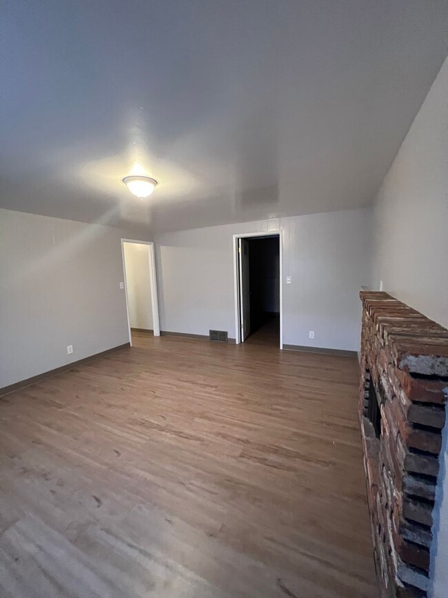 Building Photo - North Spokane Remodeled Gem!! Available Mi...