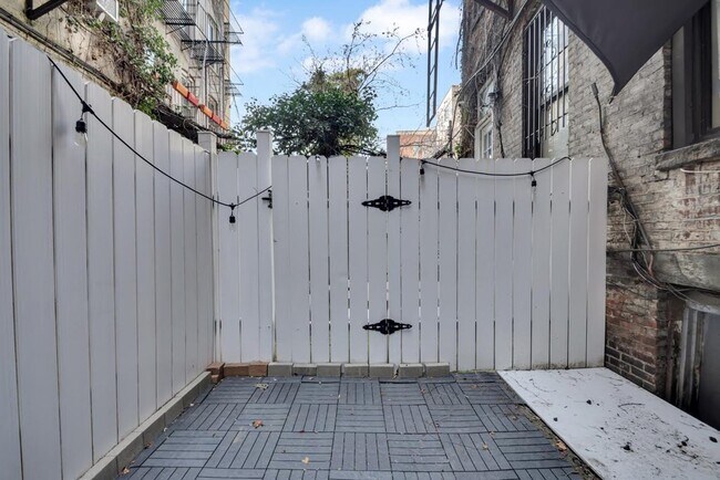 Building Photo - 414 W 49th St