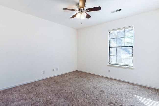 Building Photo - 5013 S Lions Ave