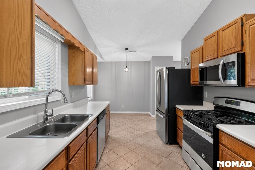 Building Photo - 933 River Rock Dr