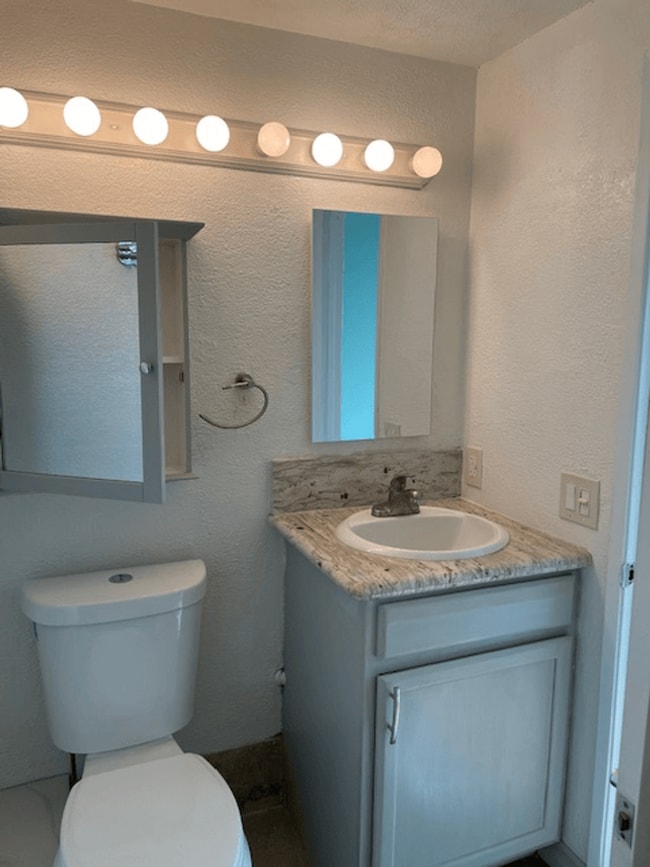 Building Photo - Two Bedroom In University Heights Coming S...