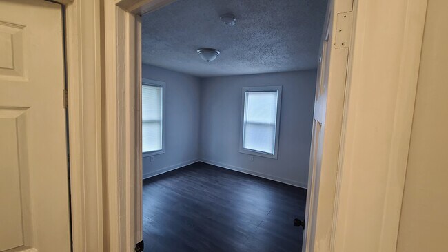 Building Photo - 197 Center St