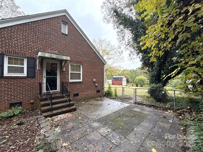 Building Photo - 1901 Armstrong Park Dr