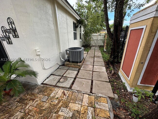 Building Photo - 4273 NE 10th Ct