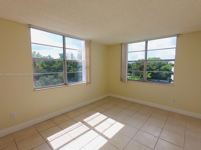 Building Photo - 488 NW 165th St