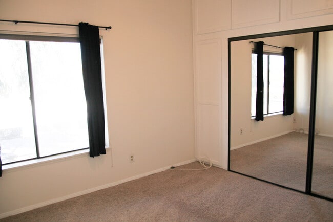 Building Photo - 10945 Hortense St