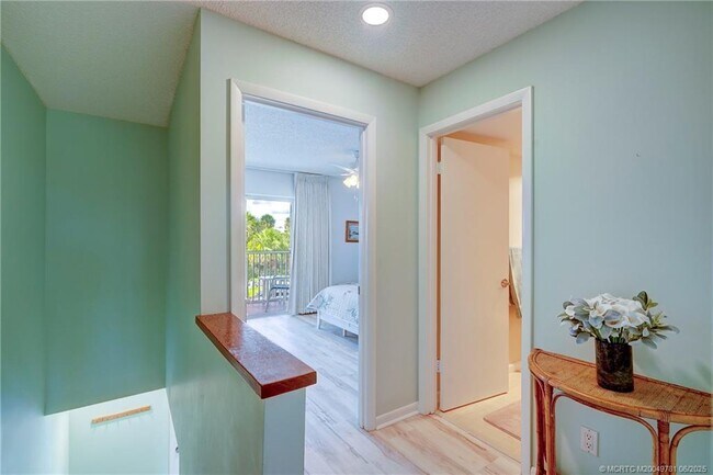Building Photo - 5532 NE Gulfstream Way