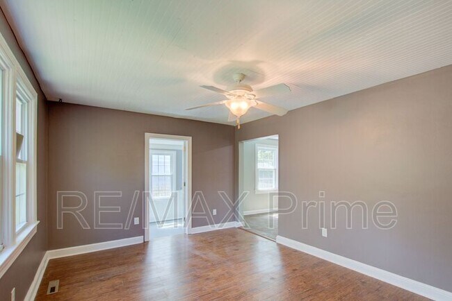 Building Photo - 27 Ansell Ave