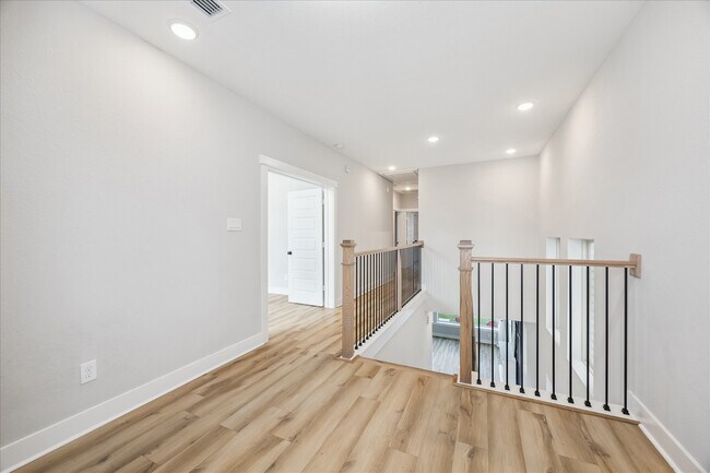 Building Photo - 10942 Brambling Wood Dr
