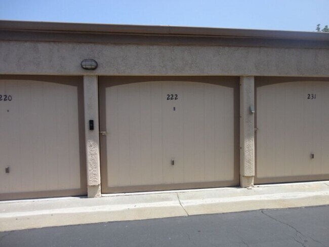 Building Photo - Gorgeous 2 + 2 Santa Fe Condo Valencia