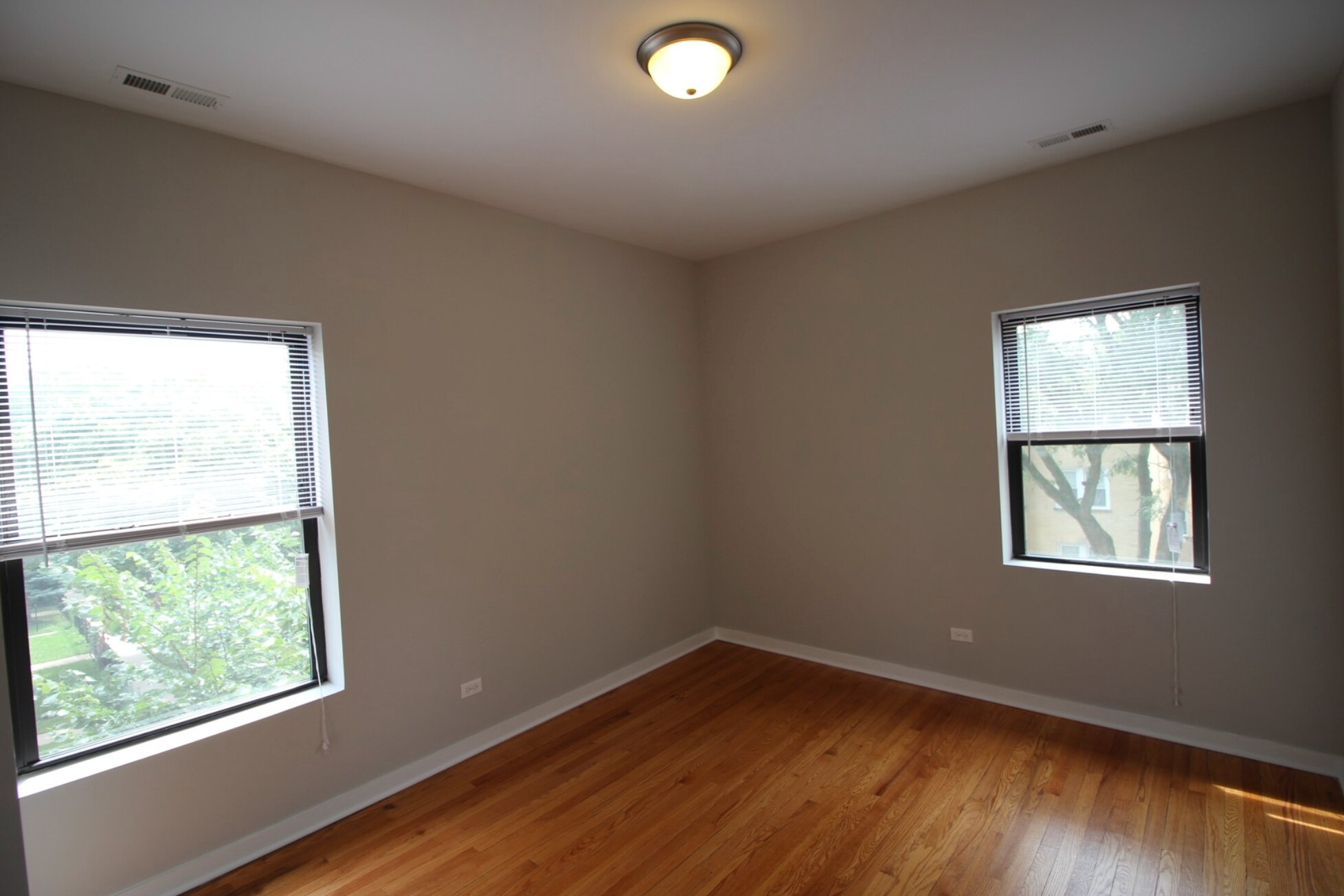 Building Photo - 6447 N Claremont Ave