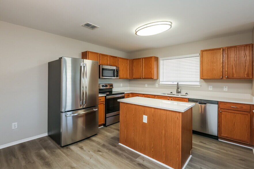 Building Photo - 2217 Midbury Dr