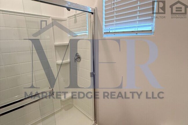 Building Photo - 4Bed/4Bath w/2 Car Gar-Tucson! $199 MOVE-I...