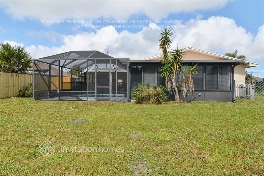 Building Photo - 832 SE Thornhill Dr