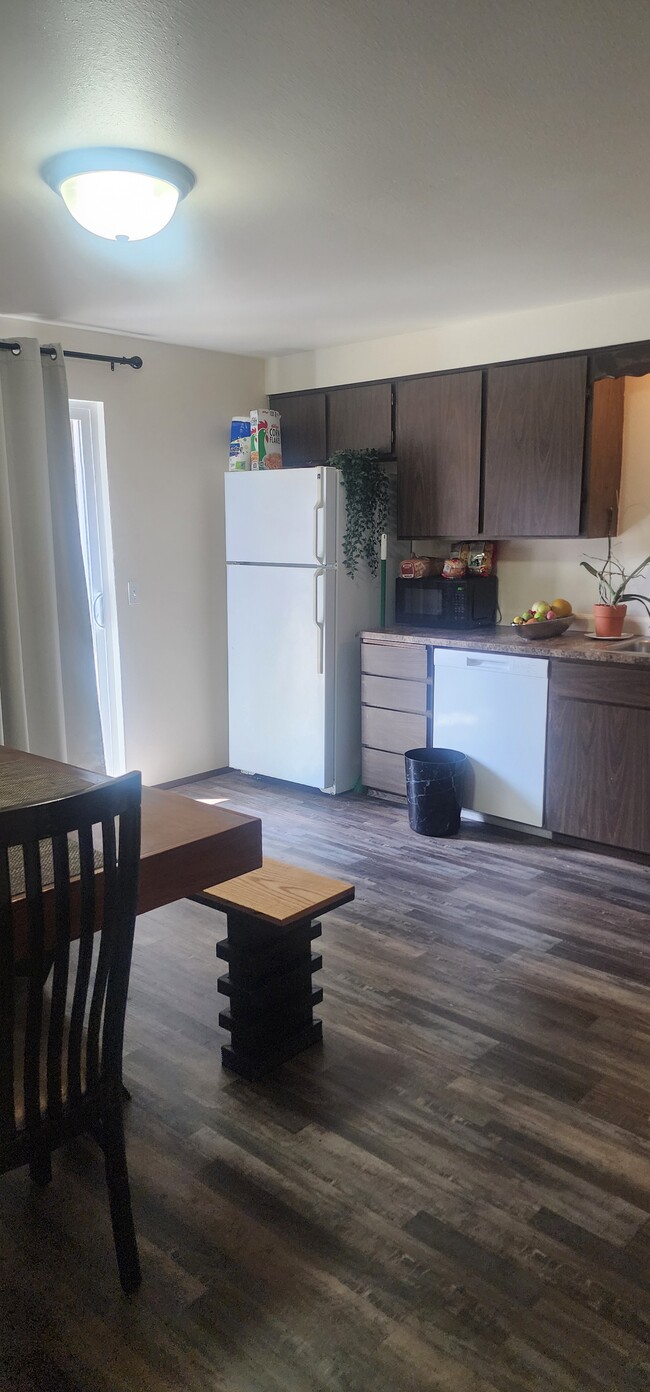 Dining area - 523 159th St E