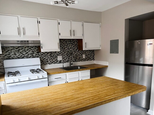 Primary Photo - Spacious Sunlit 2BR Apartment – Prime Location in Southwest DC!!