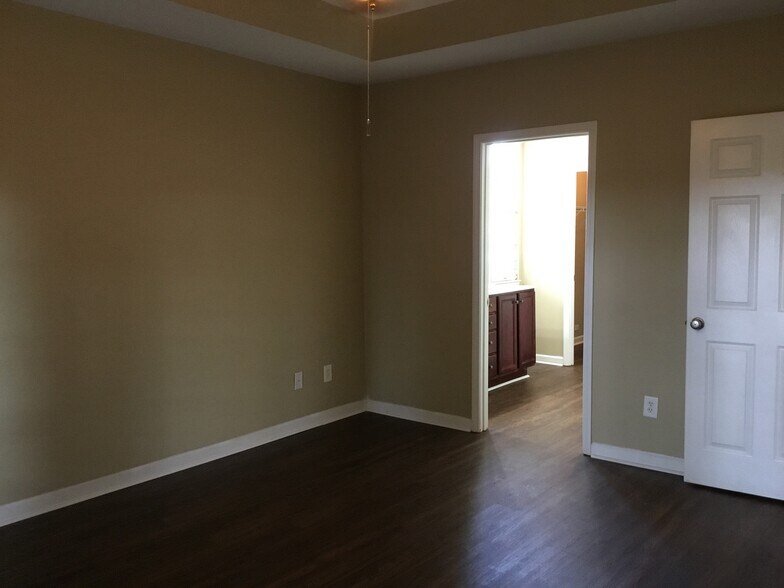Building Photo - 636 Long Melford Dr