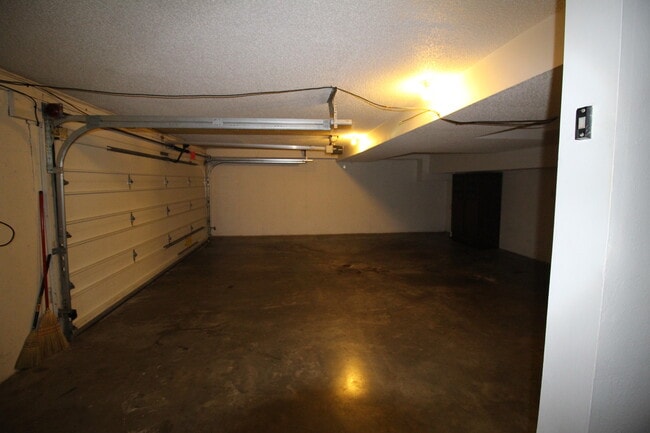 Building Photo - 173 Carriage Ct