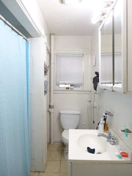 Building Photo - 822 Parker St