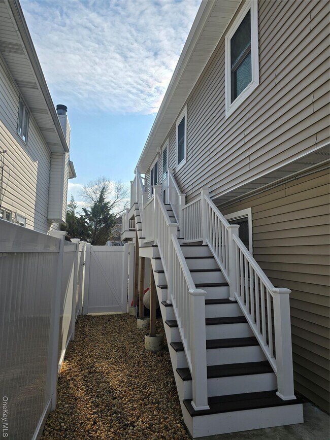 Building Photo - 359 E Pine St