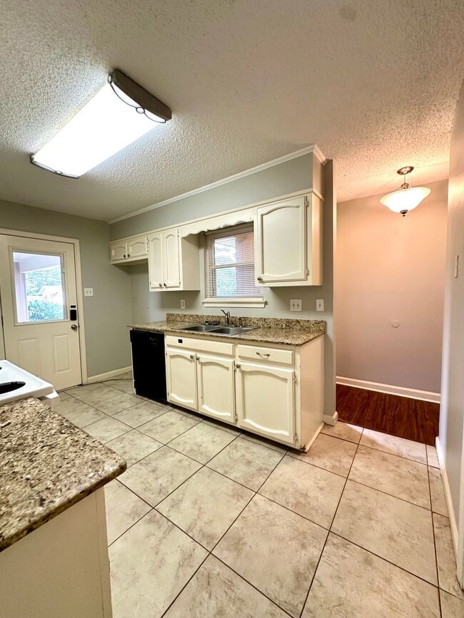 Building Photo - 3BR 2BA Jason Dr. Denham Springs