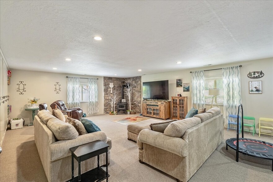 Building Photo - 1747 W Little Willow Cove