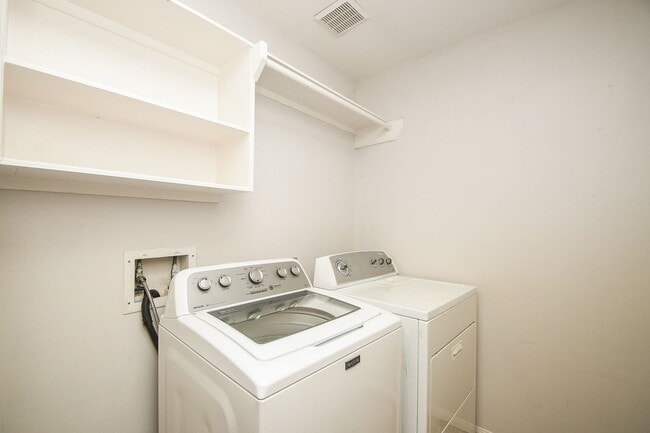 Building Photo - 2218 Millerton Ln