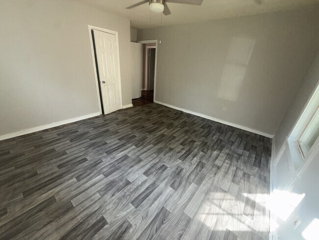 Building Photo - 314 Clubview Dr