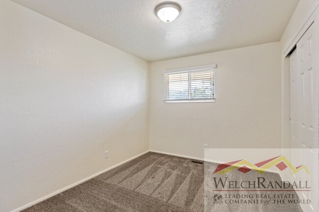 Building Photo - Elegant Layton Home Offering Space, Style,...