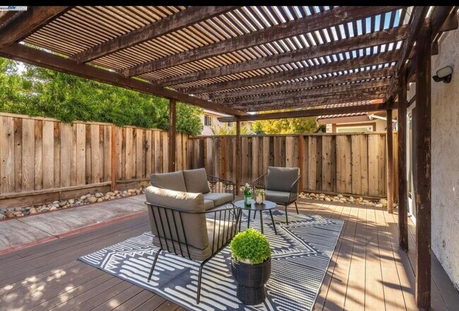 Building Photo - 725 Old Creek Rd