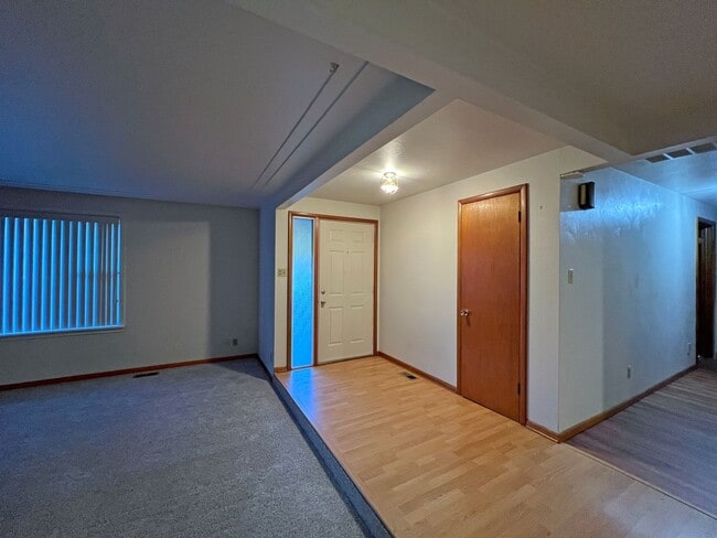 Building Photo - Rental ranch rambler - 3 bed, 2.5 bath, 2 ...