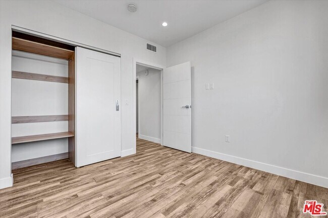 Building Photo - 1537 S Wilton Pl
