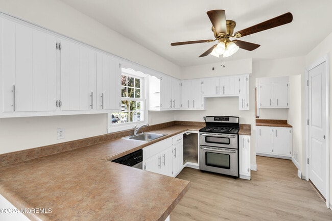 Building Photo - 205 S Shore Dr
