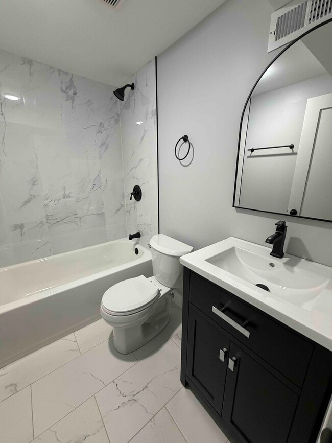 Building Photo - 2221 W 21st Pl