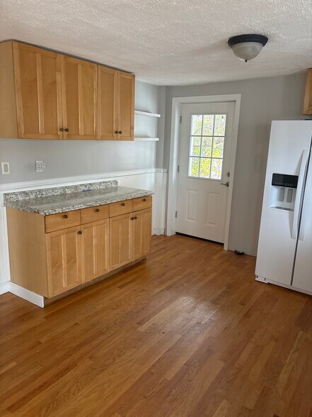 Building Photo - 27 Elm St