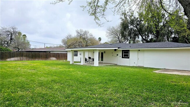 Building Photo - 1122 Highland Ave