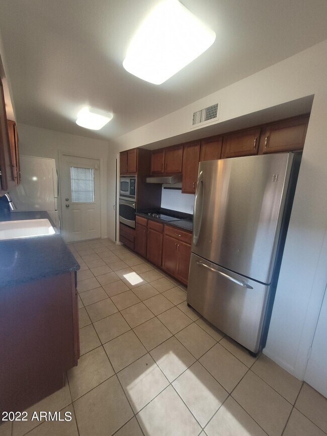 Building Photo - 6401 E Parkview Dr