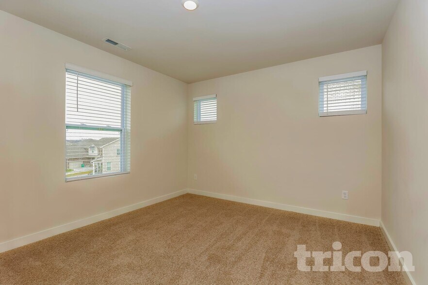 Building Photo - 7012 Park Knoll Dr