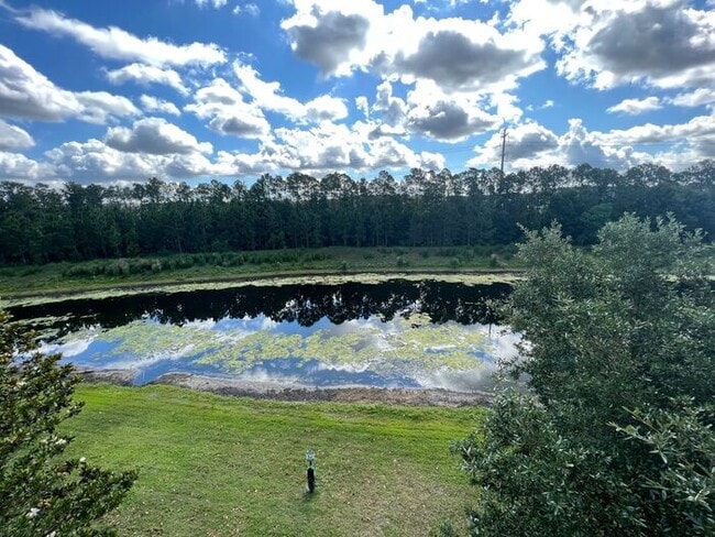 Building Photo - 1BR Condo w/ Lake View + Covered Parking in Town Center